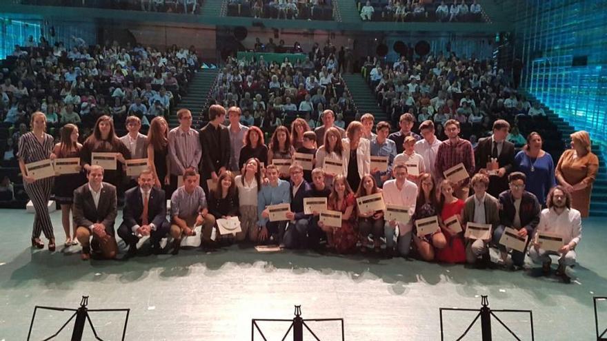 Foto de familia de los galardonados en el Auditorio El Batel de Cartagena.