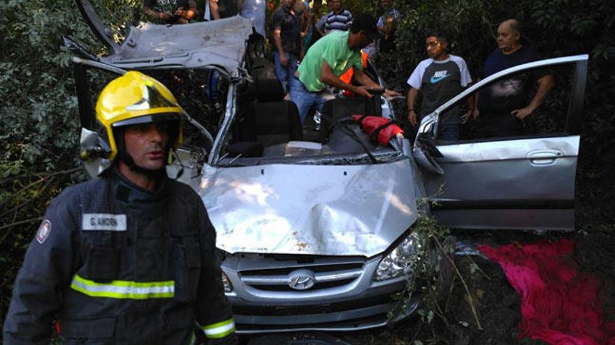 Cinco heridos en As Neves tras caer su coche por un terraplén de 100 metros