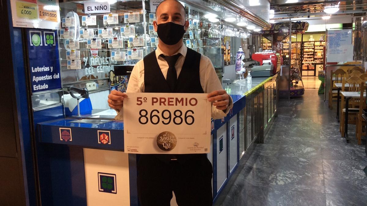 El bar Petón del centro comercial de Cuatro Caminos vende un décimo del 5º premio.