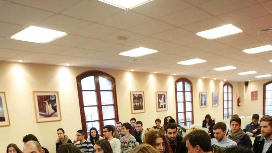 Huerga, Raquel Ruiz, Mariví Monteserín y Guillermo Martínez, en primera fila, durante la clausura del curso.