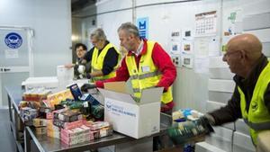 Voluntarios del Banc dels Aliments de Barcelona clasifican los alimentos.