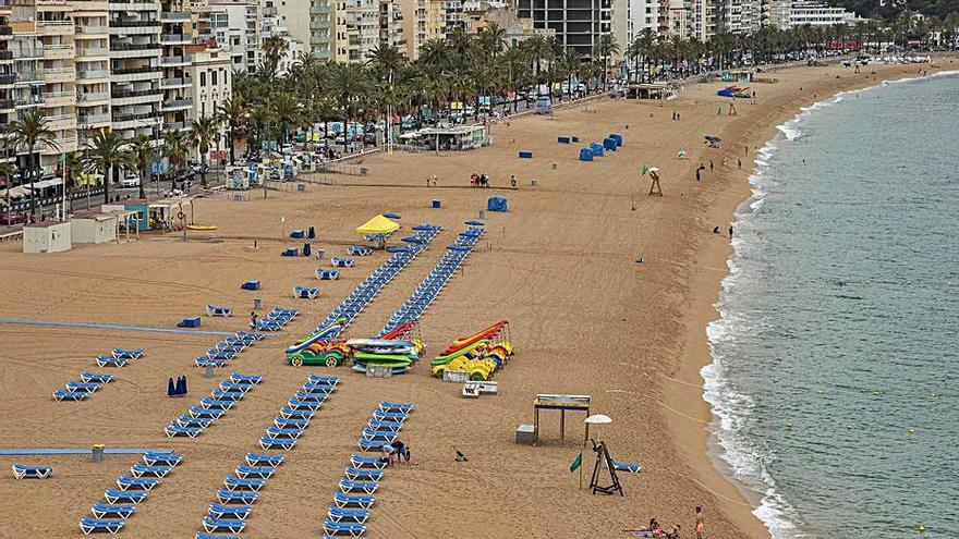 La platja de Lloret  ahir al migdia, pràcticament buida. | DAVID APARICIO 