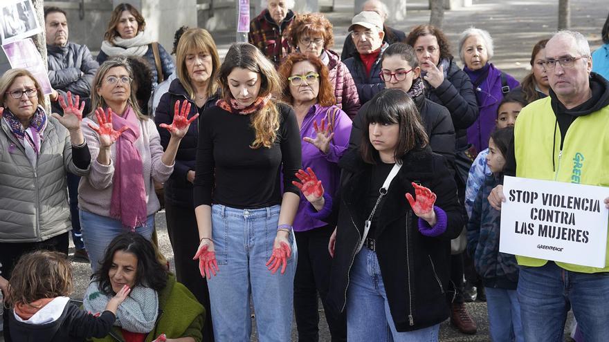 La Plataforma Feminista Gironina recorda les víctimes de crims masclistes amb les «mans tacades de sang»