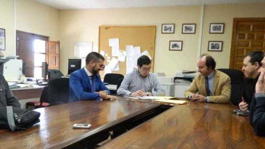 Un momento del pleno celebrado en el Ayuntamiento de Morales del Vino.