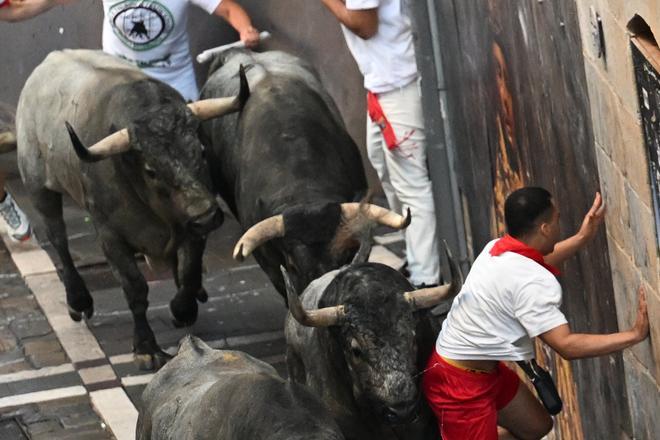 Los toros de Escolar ponen emoción y velocidad en el segundo encierro de los Sanfermines