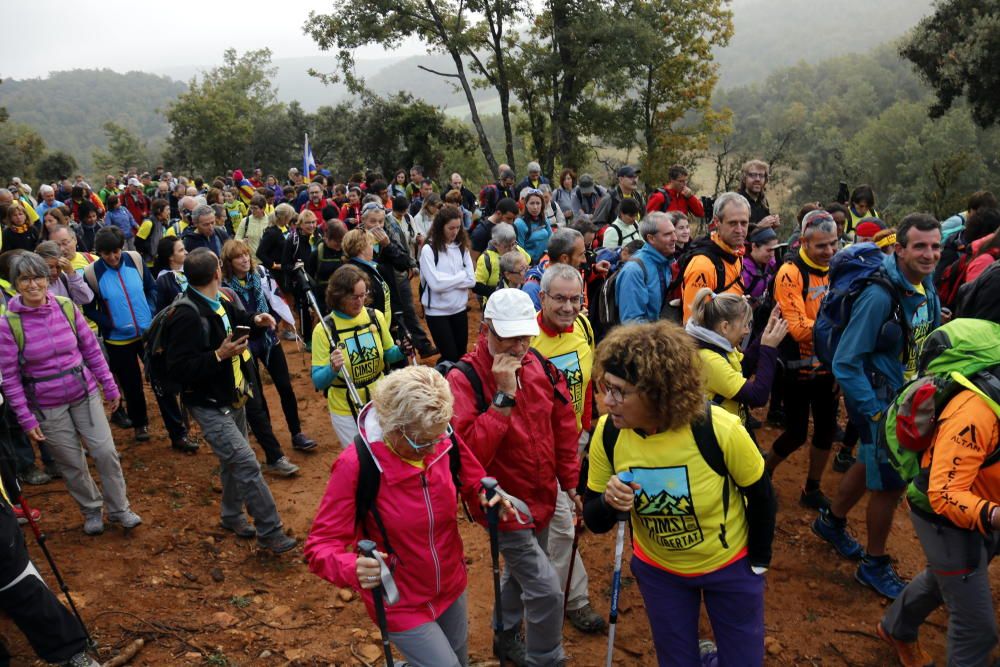 Milers de persones coronen 18 cims per reclamar la llibertat dels presos