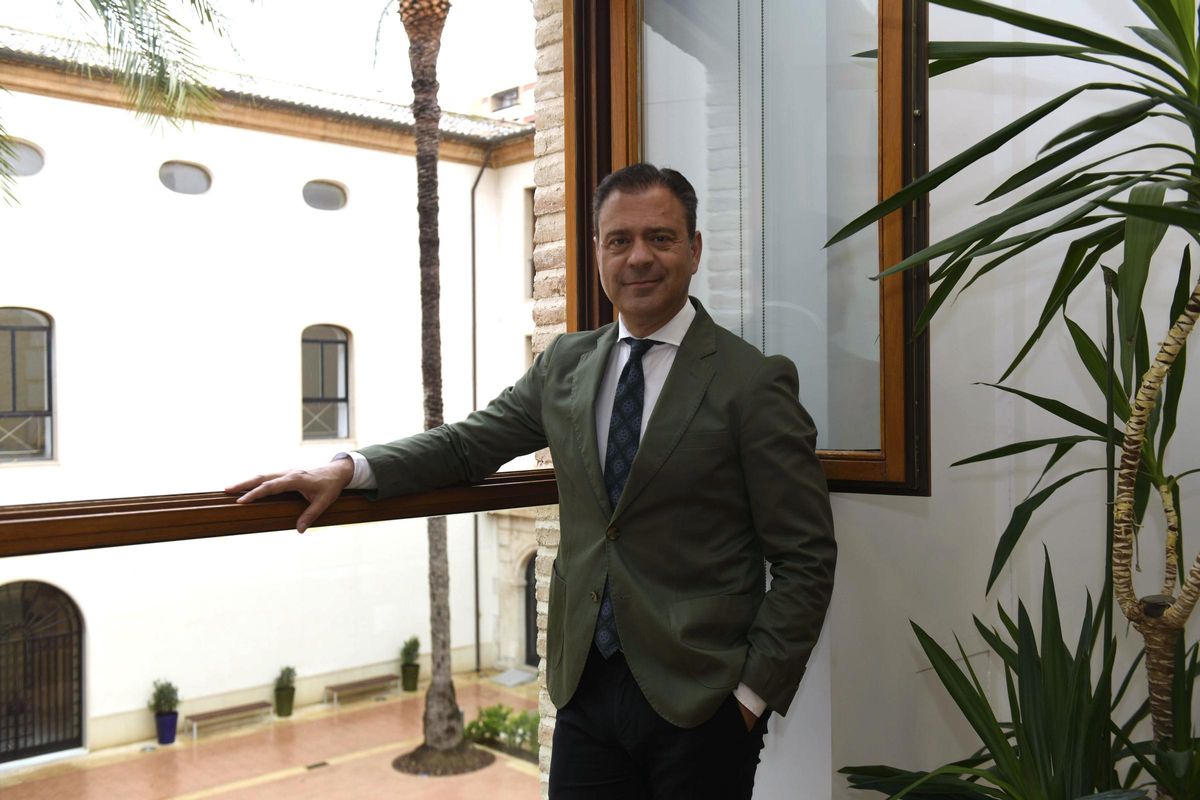 Marcos Ortuño, apoyado en la ventana de su despacho en el Palacio de San Esteban.