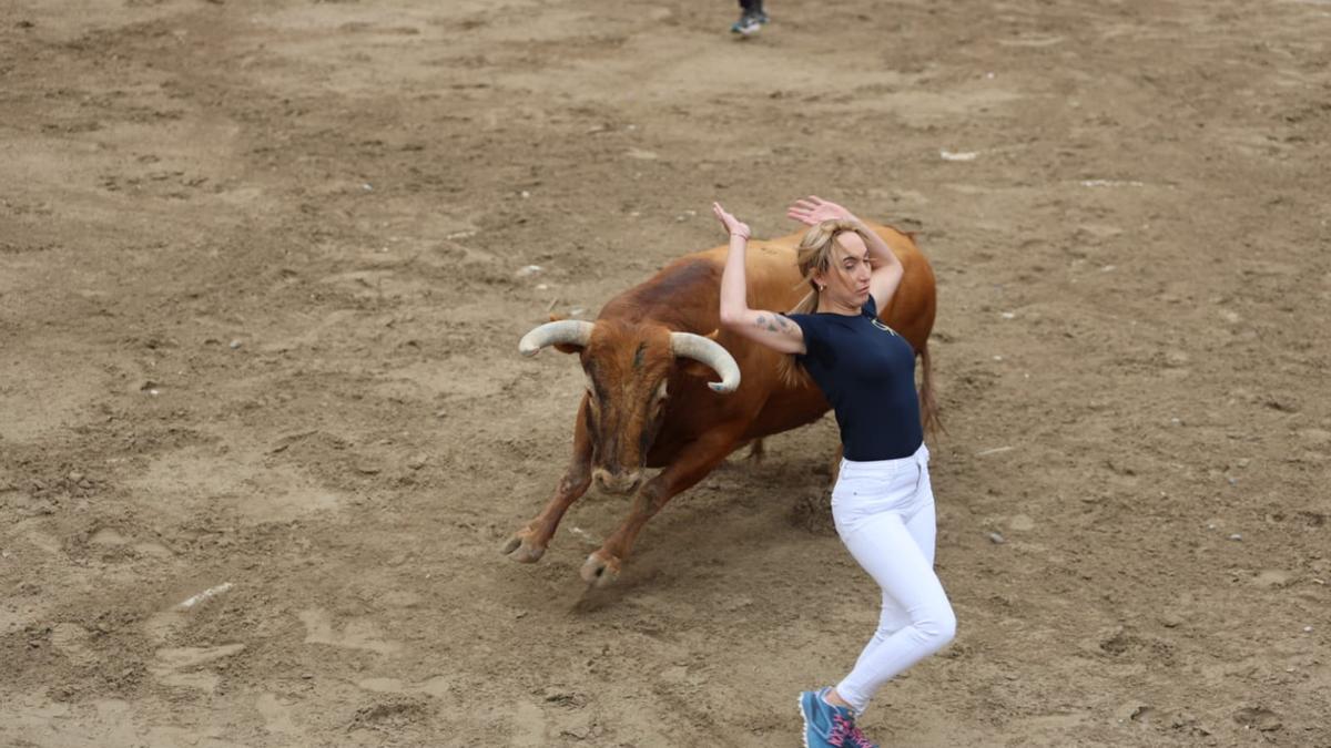 Una ‘rodaora’ esquiva al bou en uns dels actes taurins celebrats a Vila-real.