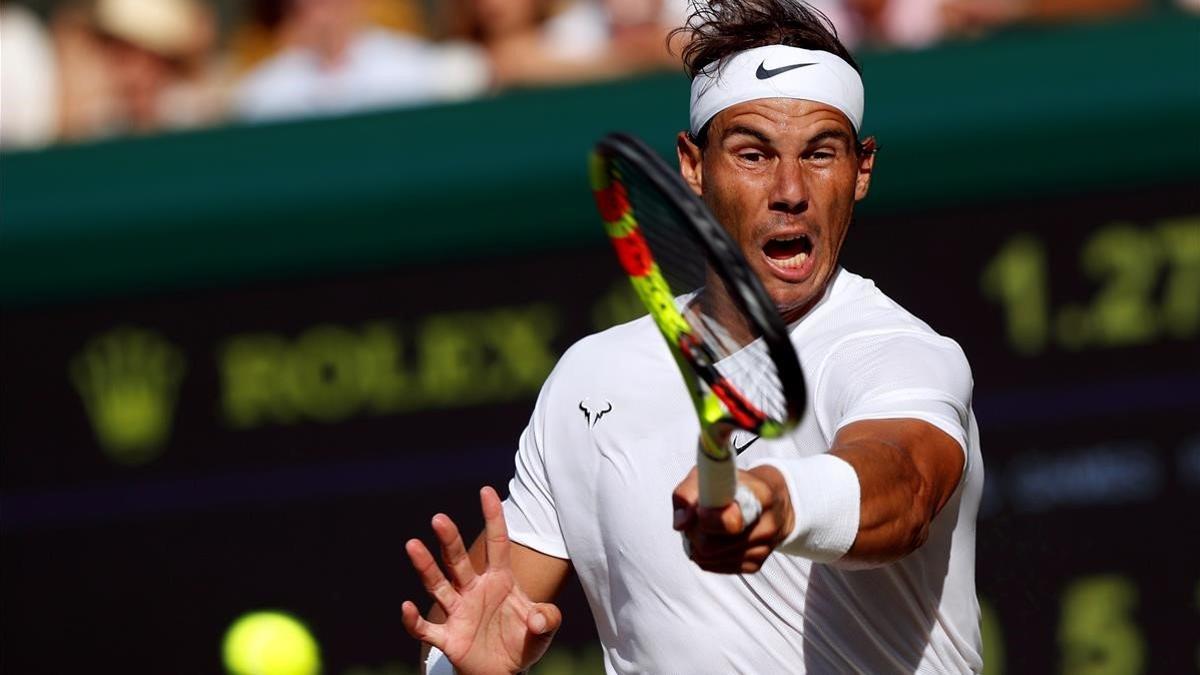 Nadal conecta un golpe en la semifinal ante Federer en Wimbledon.