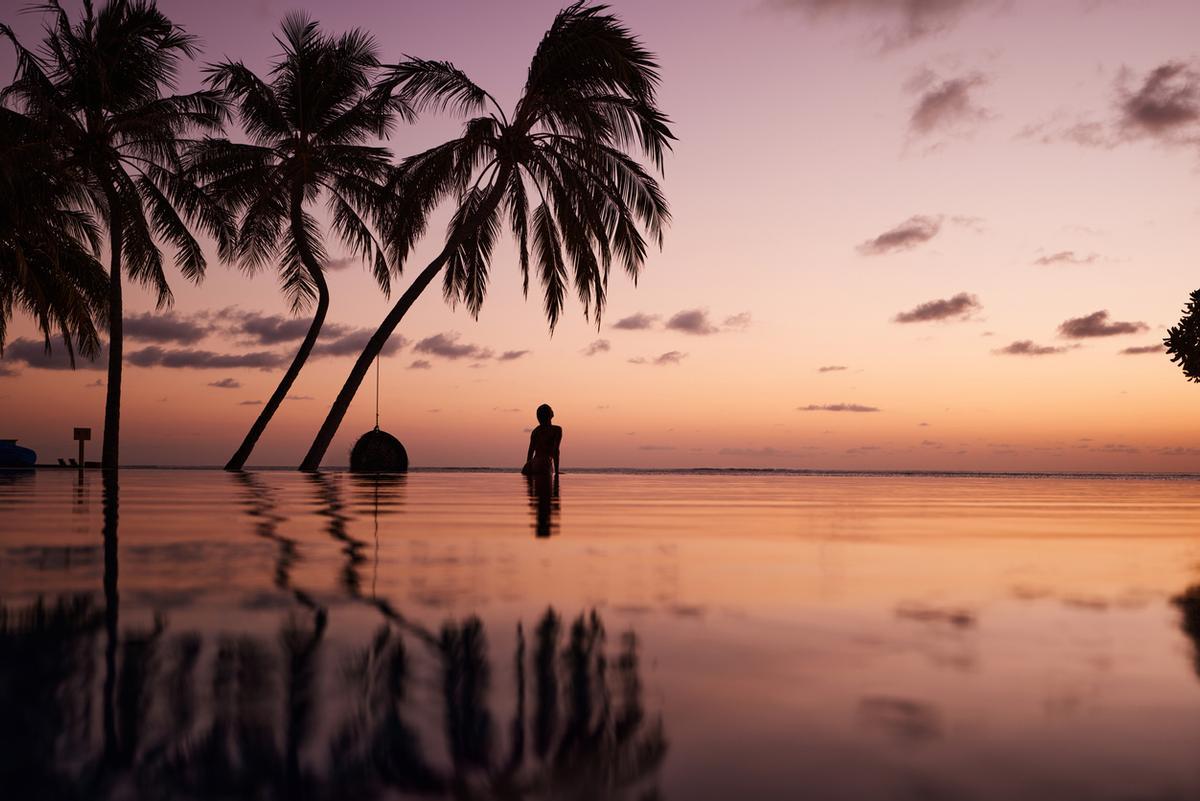 Las Maldivas, al ser el país más plano del mundo, ofrecen atardeceres mágicos e ininterrumpidos sobre el mar. El sol se pone temprano, entre las 18:00 y las 18:30, tiñendo el cielo de tonos dorados, rosas y violetas