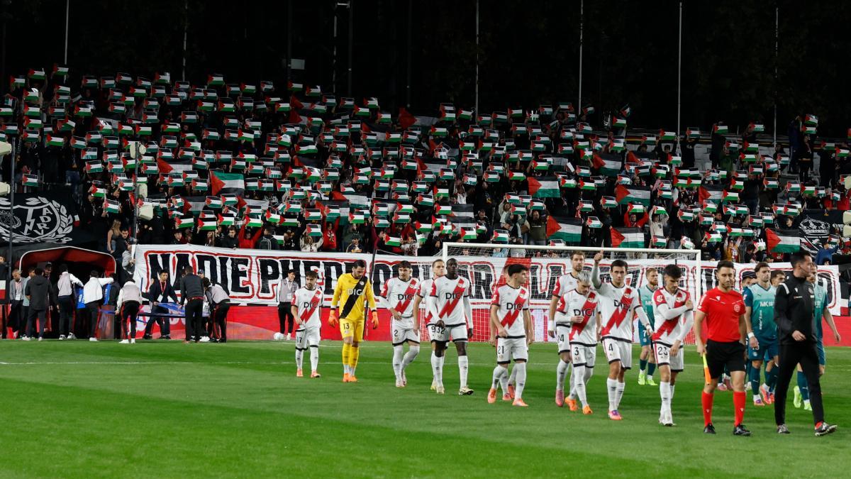 La afición del Rayo Vallecano en el estadio de Vallecas