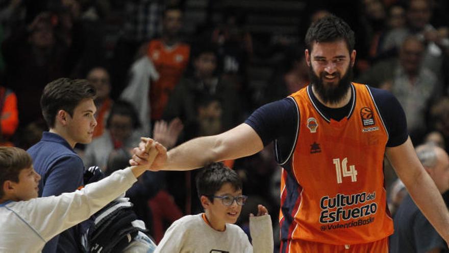 Bojan Dubljevic celebra el triunfo con varios niños.