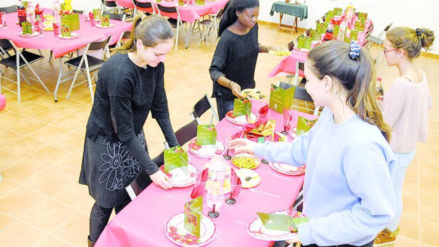 Joves ultimant els preparatius del dinar de Nadal ofert per la comunitat de Sant Egidi, divendres