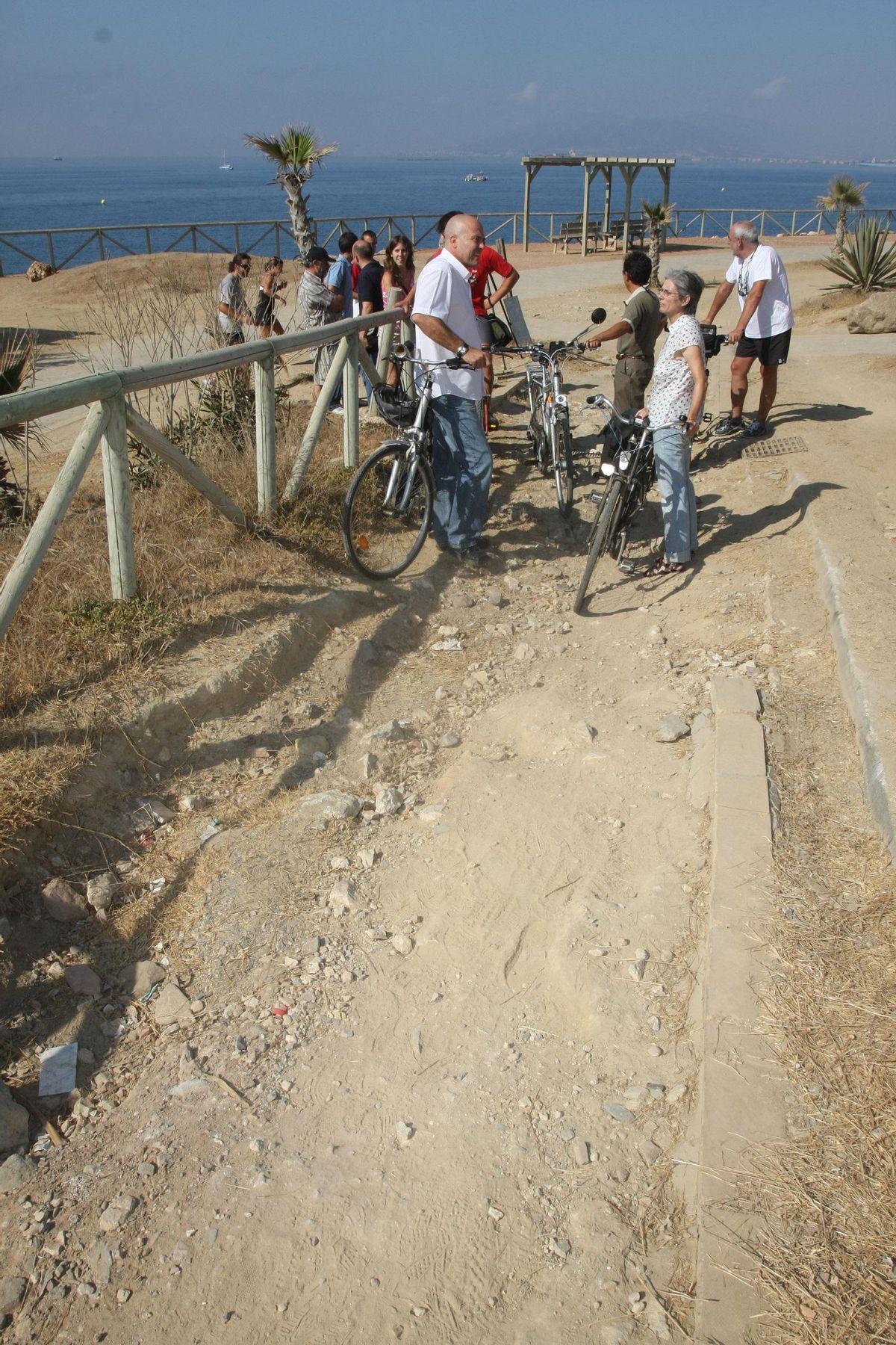 El concejal Antonio Serrano y miembros de Ruedas Redondas, en 2008 en el carril bici.