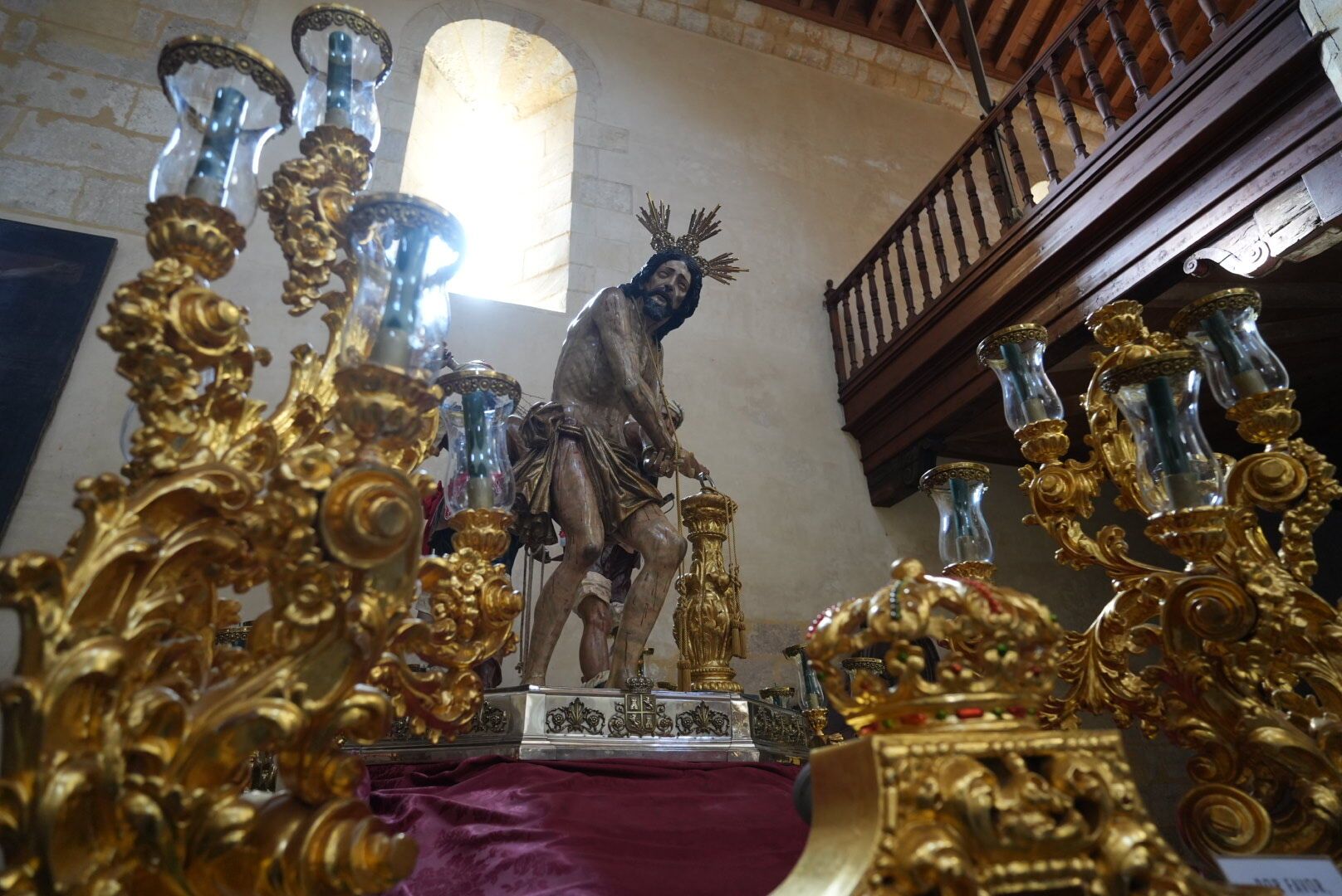 Los titulares procedentes de distintos sitios de la provincia van llegando a los templos, donde el sábado saldrán para participar en el Magno Vía Crucis.