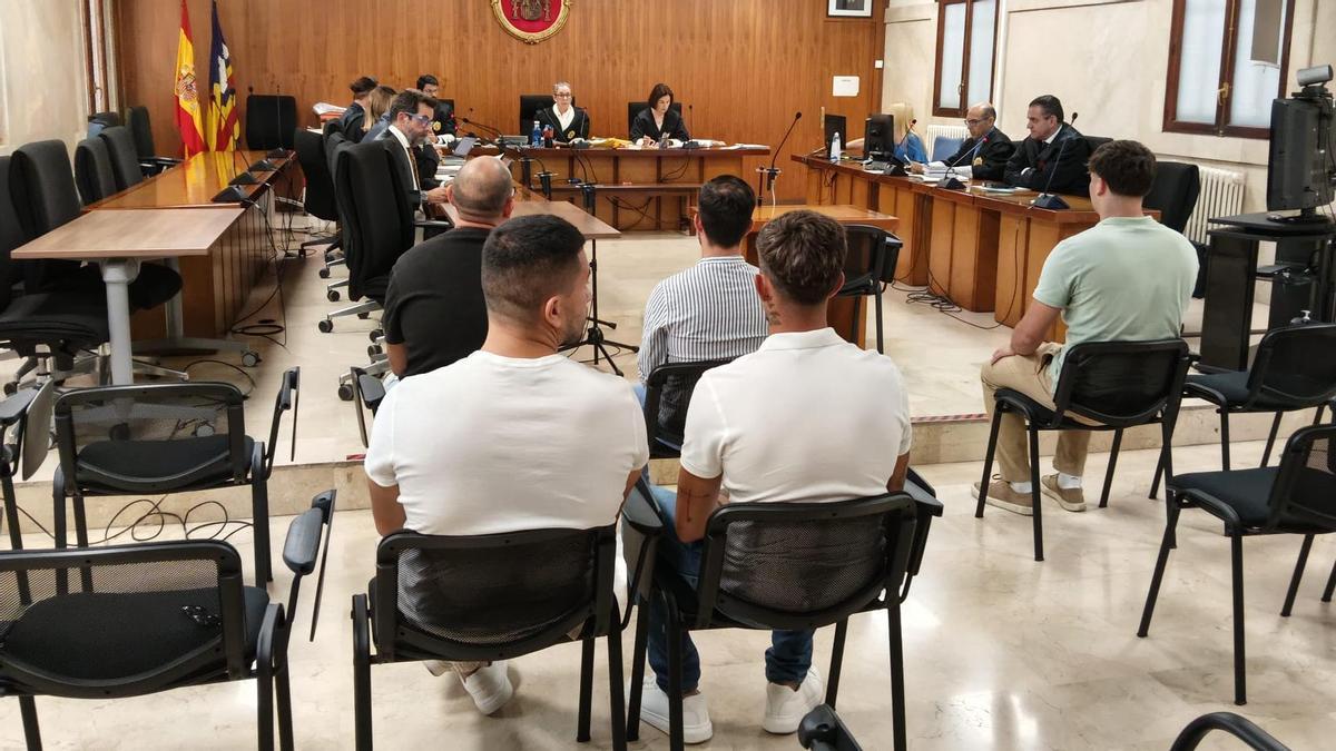 Los cinco implicados en la agresión, durante el juicio celebrado hoy en la Audiencia Provincial.