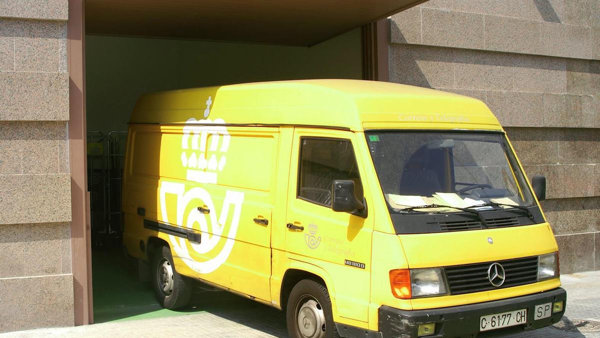 Un furgón de Correos en A Coruña.