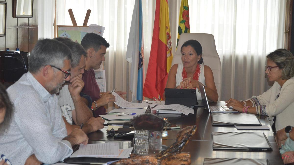 La alcaldesa, Nidia Arévalo, presidiendo una mesa de negociación con los representantes sindicales de los trabajadores.