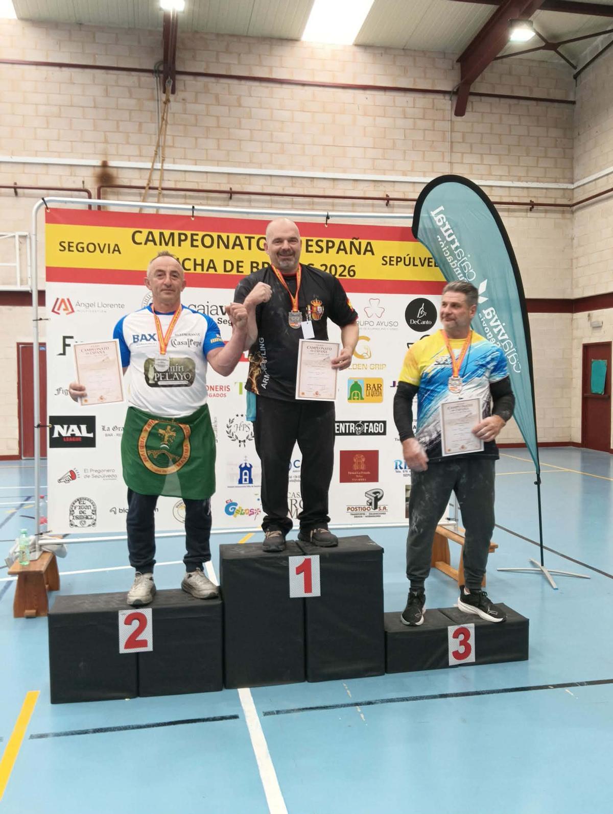 Luis Mariano Castro, en el segundo peldaño del bodio, con la bandera canguesa.