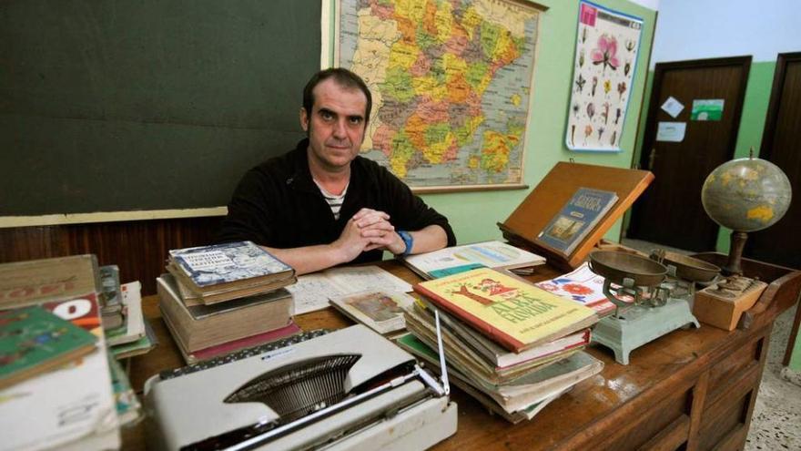 El director del colegio, Antonio Sierra Murillo, en un aula con reminiscencias históricas.