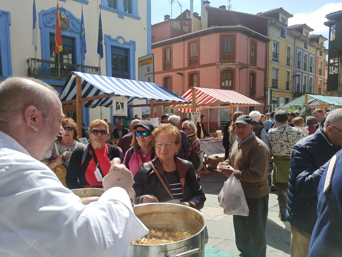 Degustación popular de platos con Faba Asturiana en la Primera Flor de Grado.