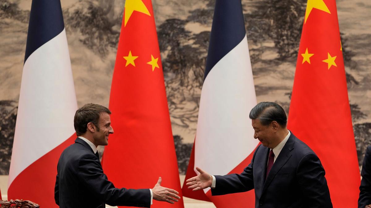 El presidente francés, Emmanuel Macron, y el chino, Xi Jinping, durante su encuentro el 6 de abril de 2023 en Pekín.