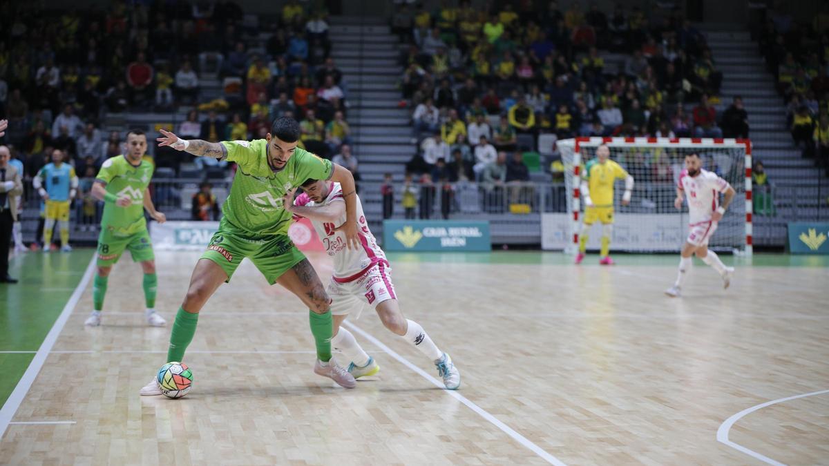 Bruno Gomes protege el balón ante un rival en Jaén.