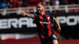 Le quitan un penalti a Muniain en San Lorenzo... ¡y su entrenador termina dimitiendo!
