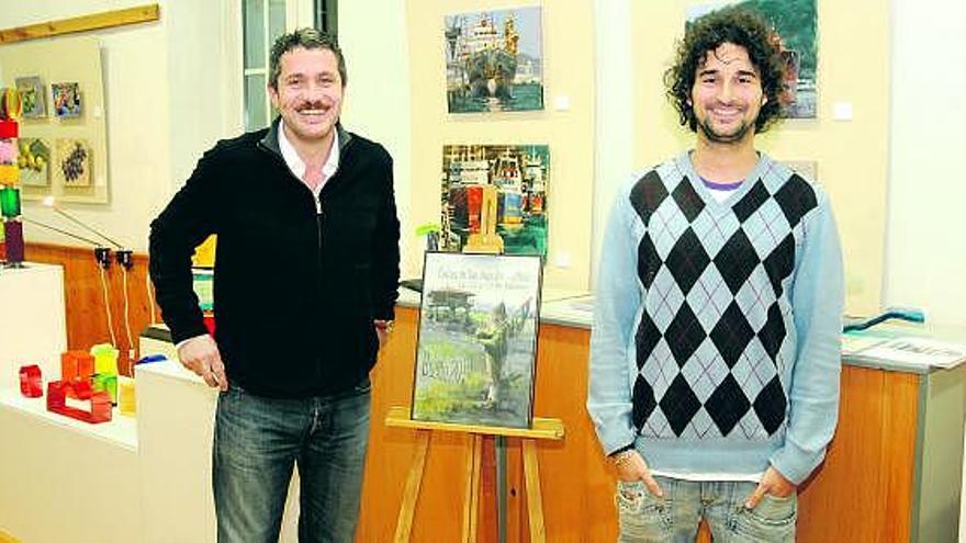 Luis Parades y Guillermo Fernández, con parte de las obras de la exposición inaugurada ayer.