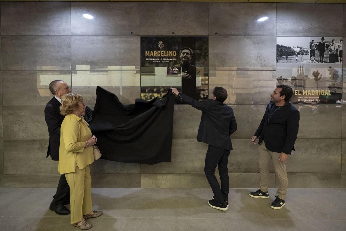 El Villarreal ha homenajeado a Marcelino con una placa en el 'Passeig Groc' del Estadio de la Cerámica.