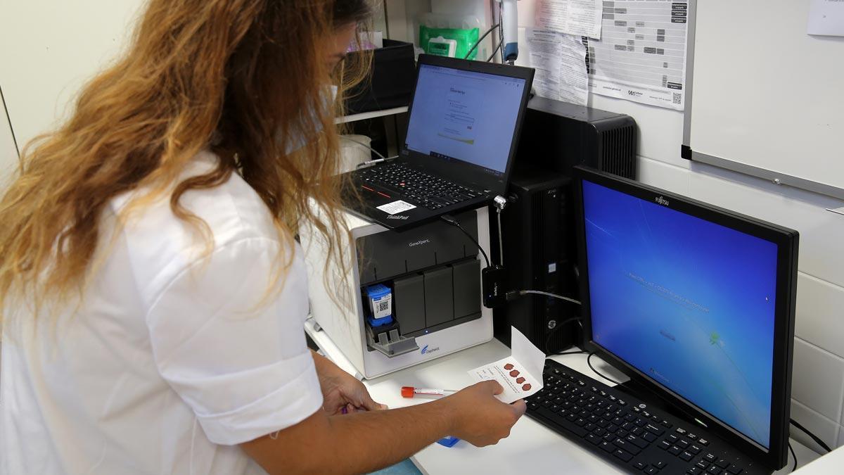 Programa contra la hepatitis C en el centro de reducción de daños en La Mina.