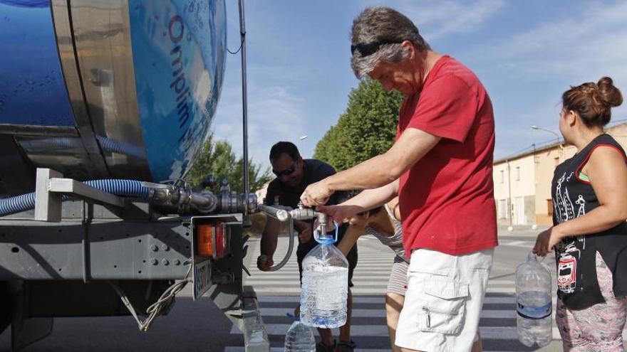 El camió cisterna reparteix aigua tots els dies feiners.