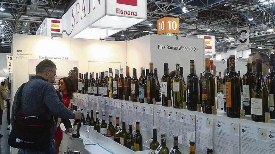 Diferentes marcas de vinos de Rías Baixas en la feria alemana Prowein. // FdV