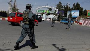 Un policía afgano junto al aeropuerto de Kabul.