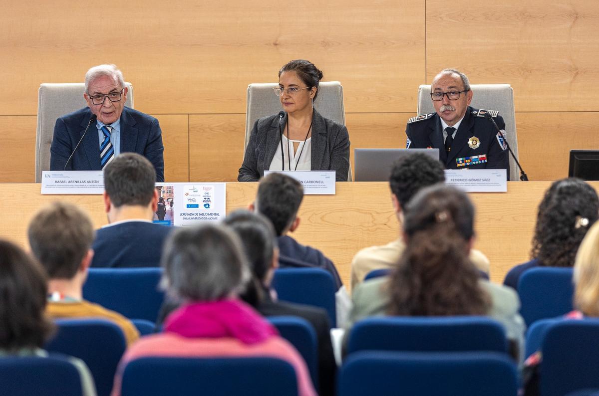 De izda. a dcha., Rafael Arenillas y Marián Aleson de la Universidad Permanente de Alicante y Federico Gómez, coordinador del estudio
