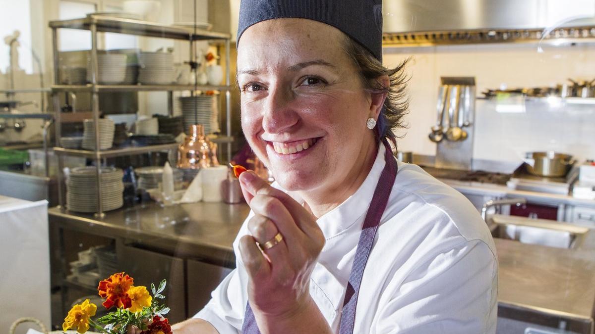 La chef de La Calèndula, Iolanda Bustos, experta en la cocina con flores