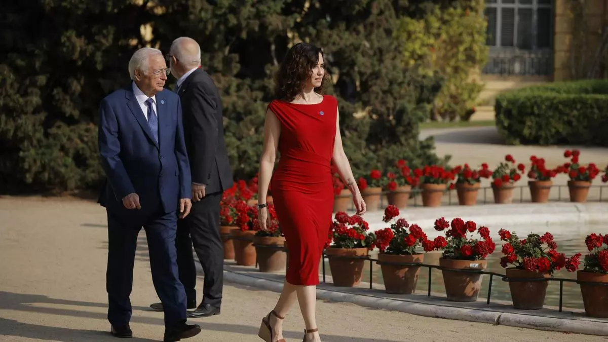 Ayuso justifica su salida de la Conferencia de Presidentes: "La maniobra del pinganillo humilla a las lenguas regionales"