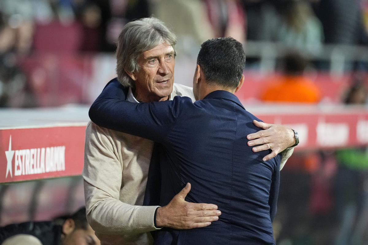 Manuel Pellegrini y Míchel Sánchez se saludan antes del Girona-Betis del pasado lunes en Montilivi.