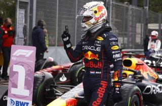 Verstappen se lleva la 'pole' y Sainz se estrella en Imola