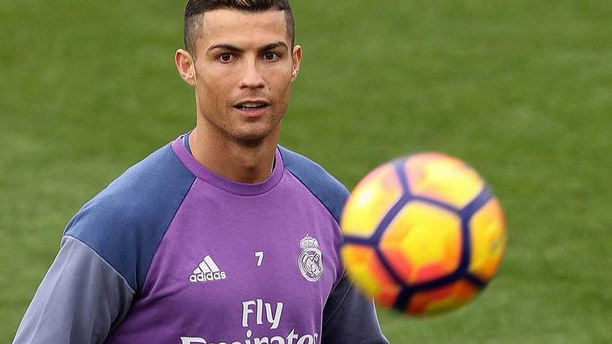 Cristiano Ronaldo, ayer durante el entrenamiento del Real Madrid en Valdebebas.