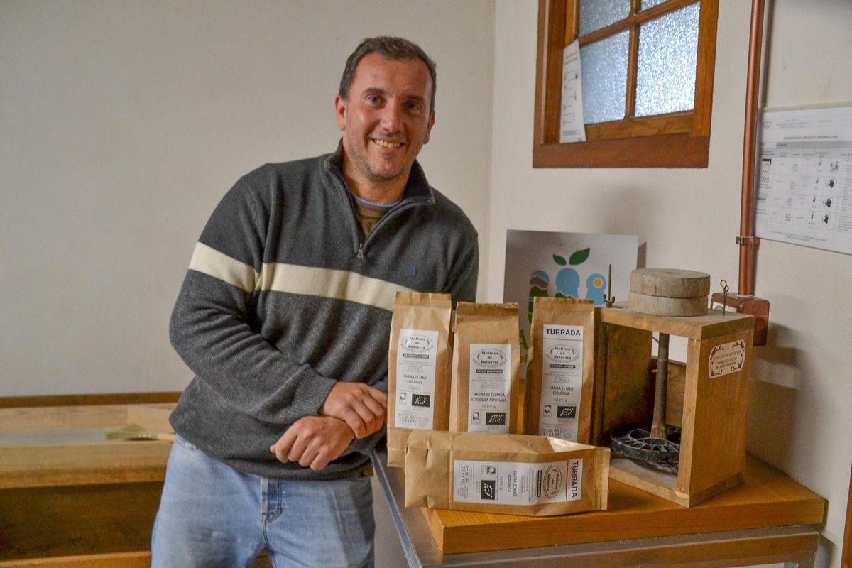 David Menéndez con algunas de las harinas ecológicas que produce.