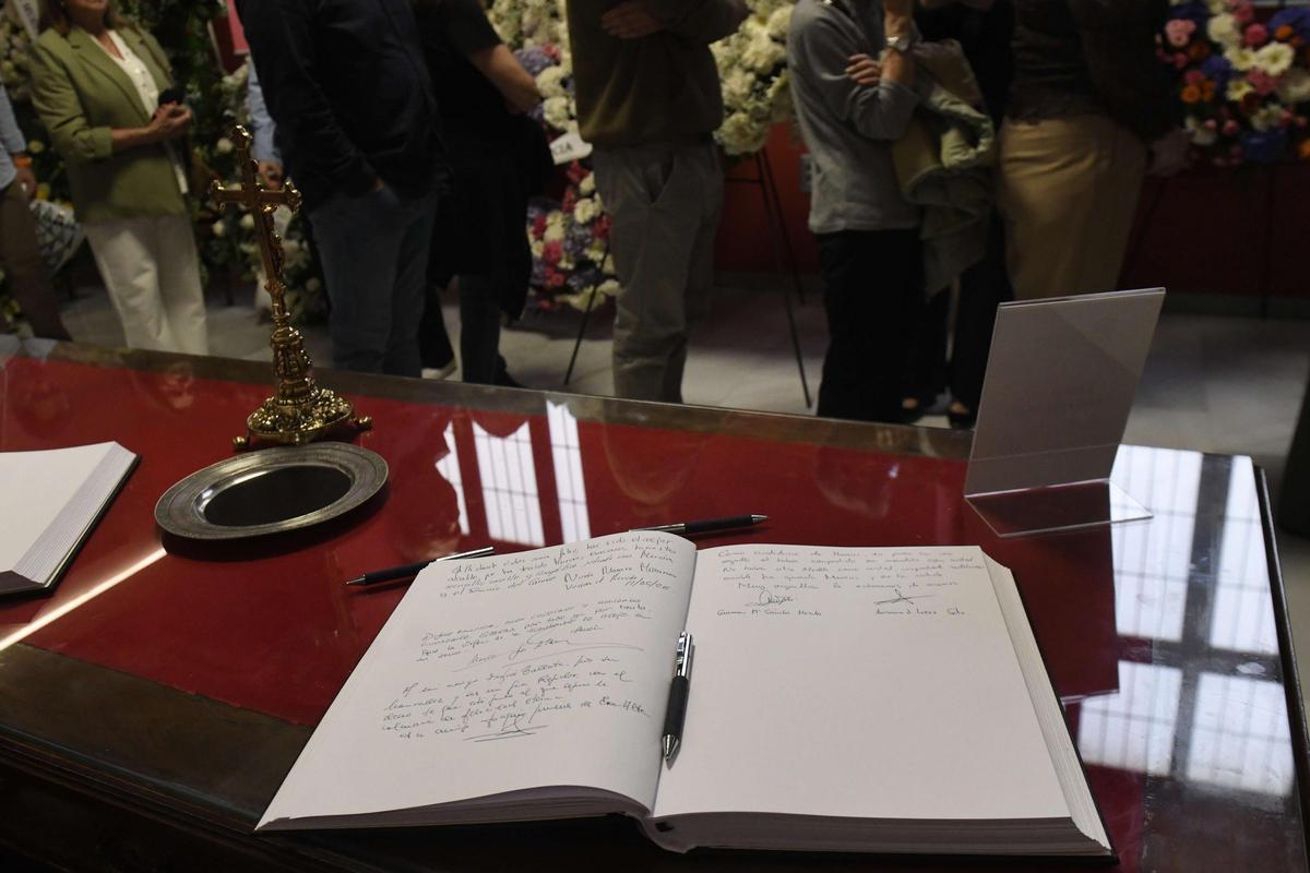 Las imágenes de la despedida a José Ballesta en la capilla ardiente instalada en el Salón de Plenos del Ayuntamiento de Murcia