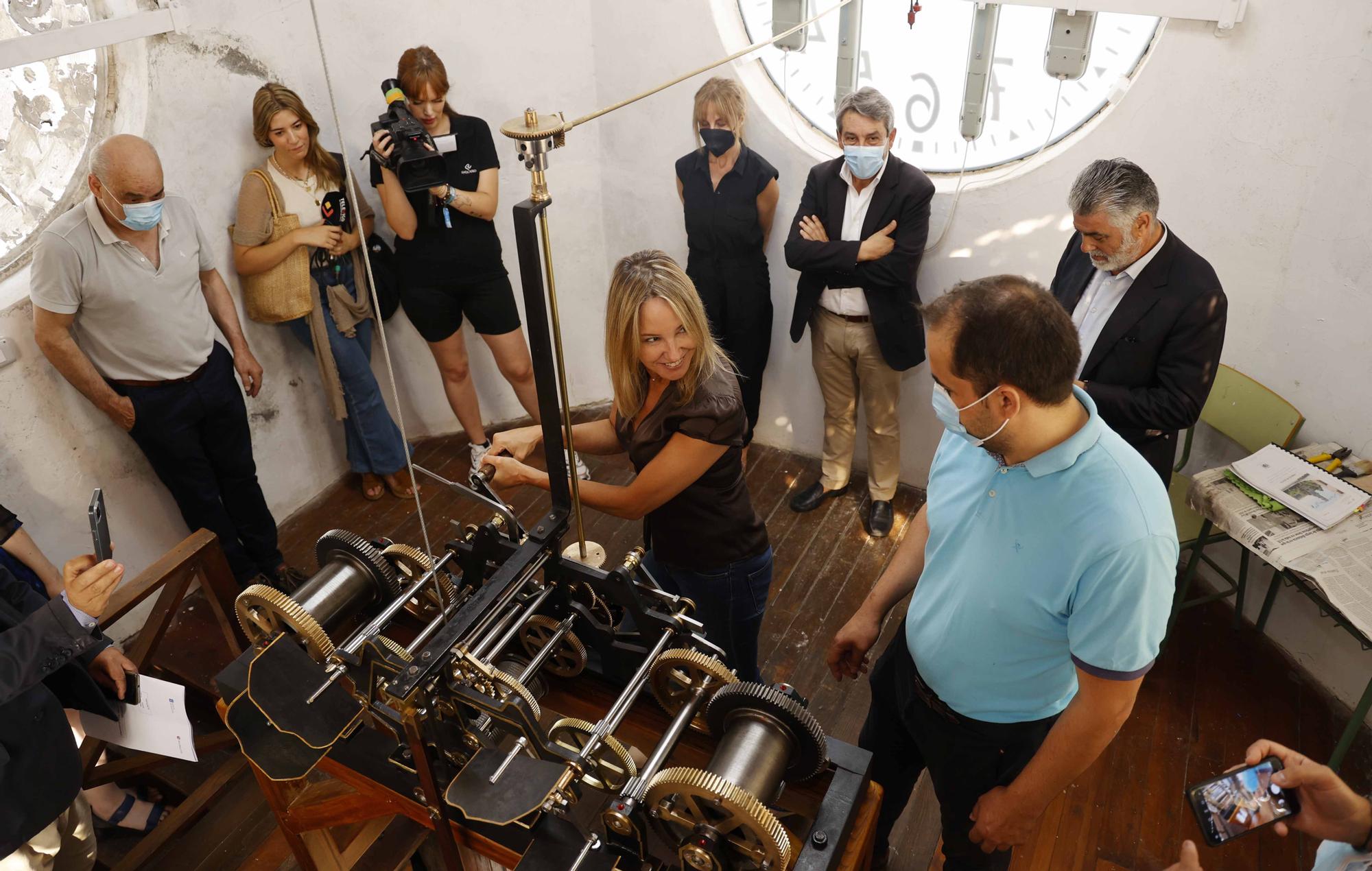 El reloj del IES Santa Irene vuelve a funcionar