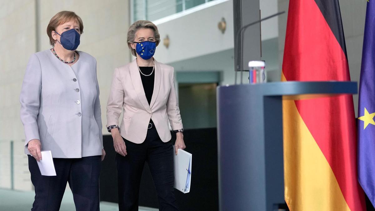 La presidenta de la Comisión Europea, Ursula von der Leyen, junto a la canciller de Alemania, Angela Merkel.