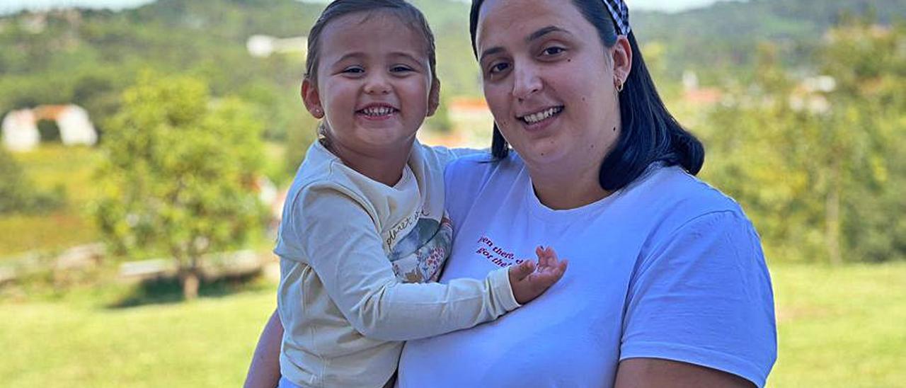 Uxía Muñiz con su hija Sara, nueva alumna en San Martiño.