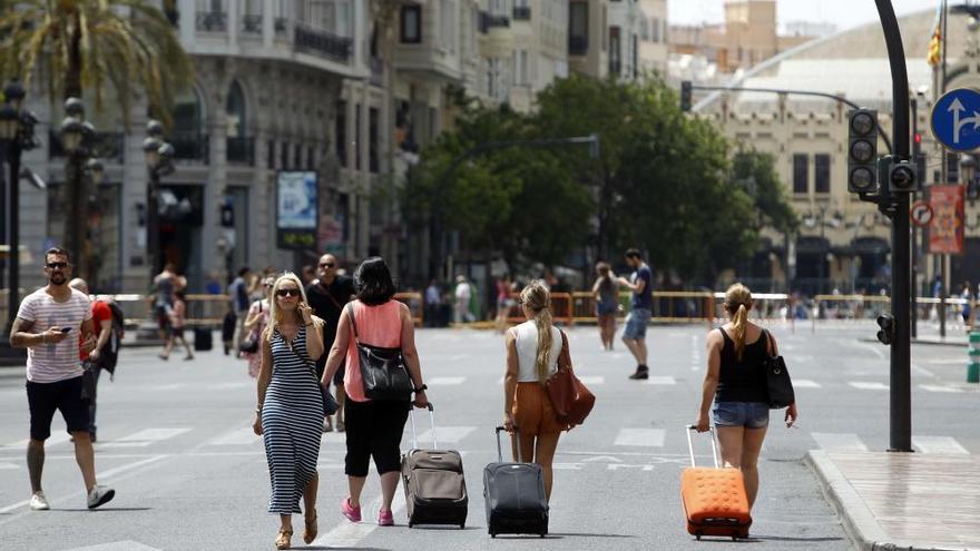 La ausencia de actividades, las elecciones y la playa deslucen el cierre de la plaza al tráfico