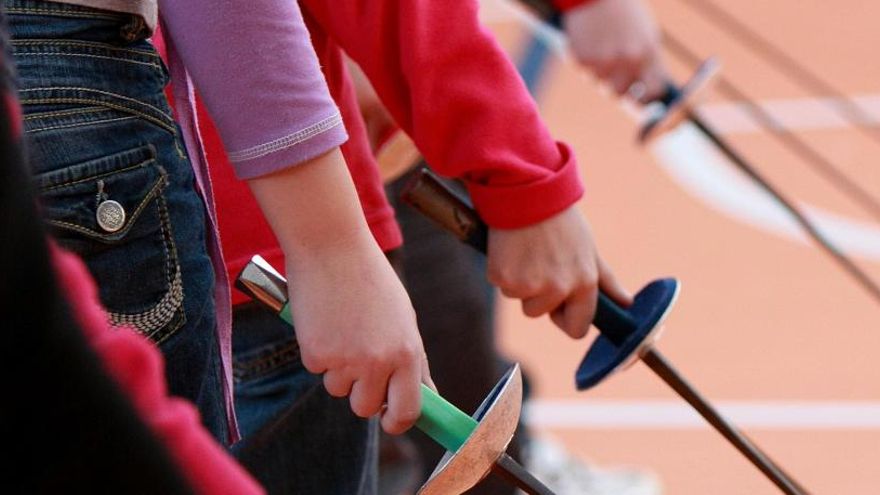 El Liceo francés pide a los padres que prevean conexión online para clases a distancia por si cierra el centro