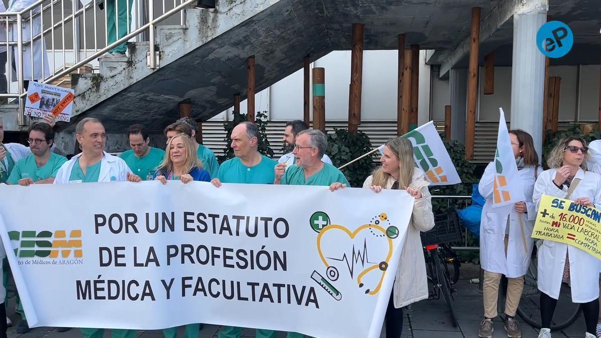 Protesta a las puertas del hospital Miguel Servet de Zaragoza en el segundo día de huelga de médicos