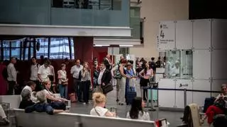 Al menos 15 trenes parados y miles de viajeros afectados: la línea de alta velocidad de Madrid-Zaragoza-Barcelona, cortada durante cinco horas por un incendio