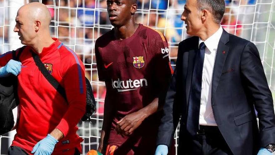 Dembélé, en el centro, tras lesionarse en Getafe.